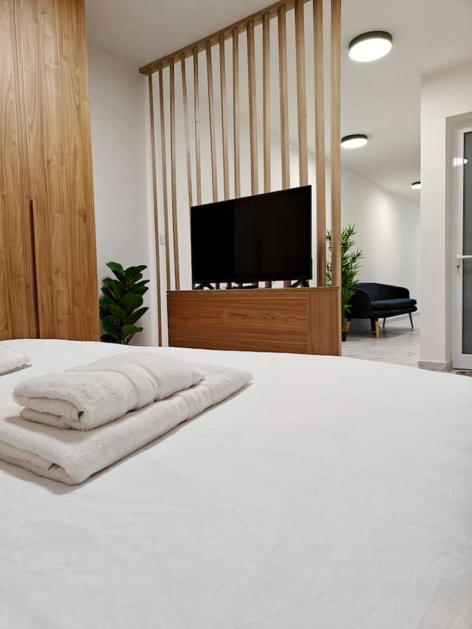 Bed, TV and multimedia, Bedroom, towels