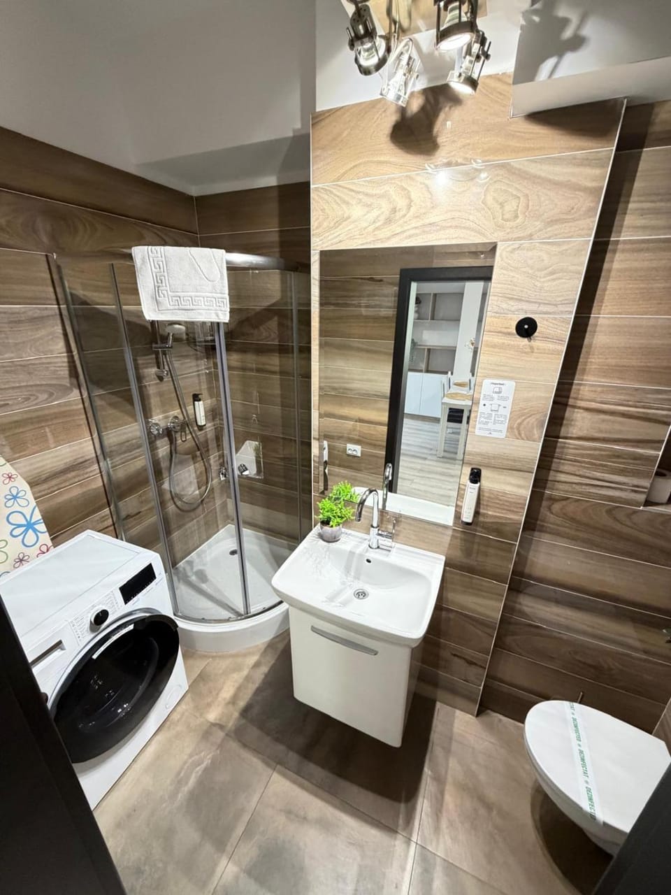 Shower, Toilet, Bathroom, towels