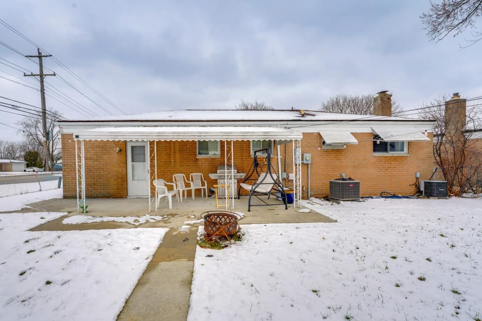 8 Mi to Detroit Zoo Game Room, Fire Pit and Grill House in Warren