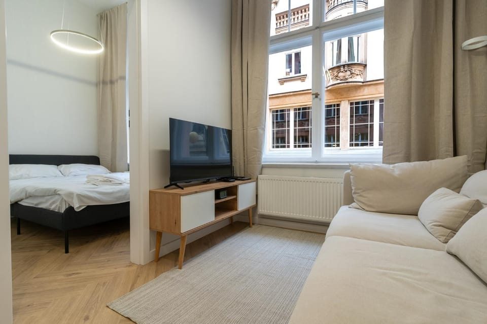 Bed, TV and multimedia, Living room, Photo of the whole room, Seating area, Evening entertainment