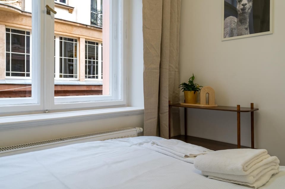Bed, Photo of the whole room, towels
