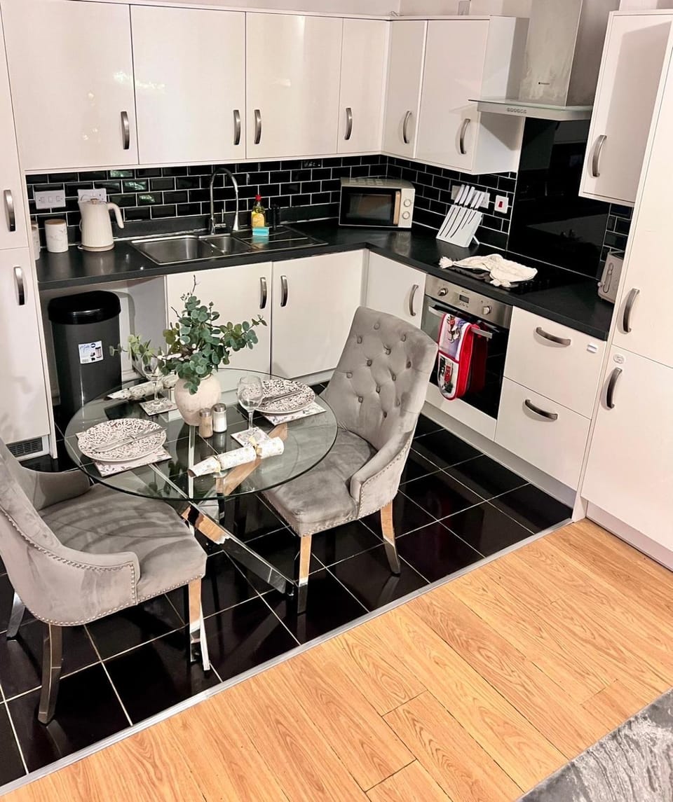 Kitchen or kitchenette, Dining area