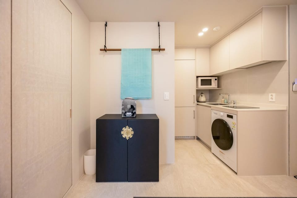 Kitchen or kitchenette, washing machine, dryer