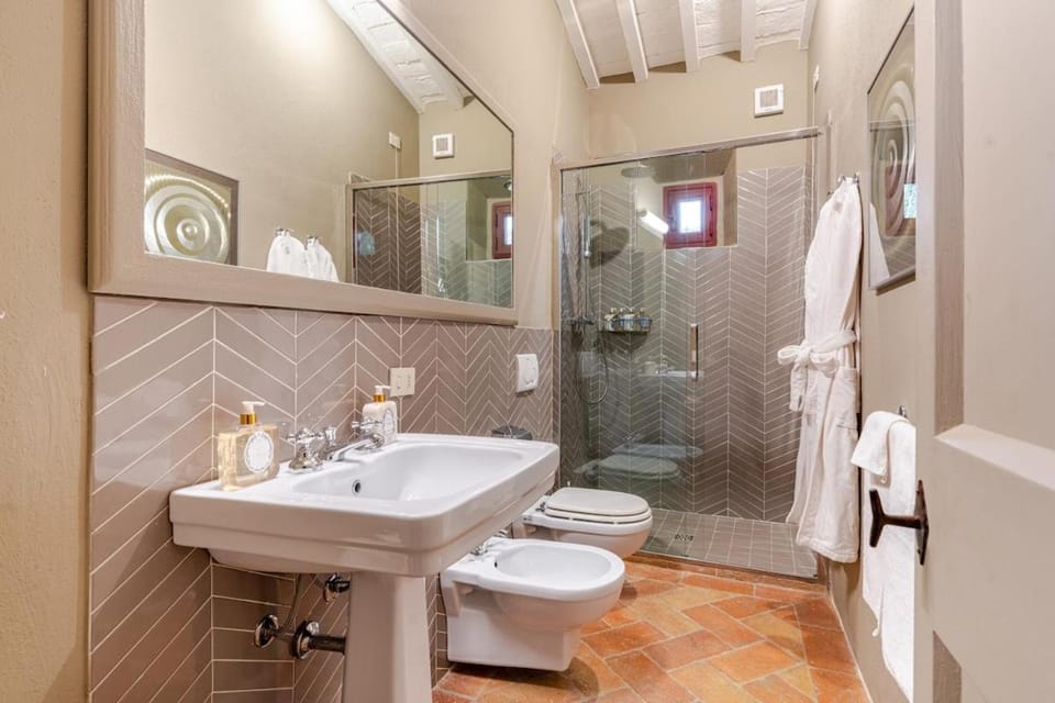 Luxury 8 Bed Tuscan Villa Near Florence with Heated Infinity Pool Villa in Tuscany