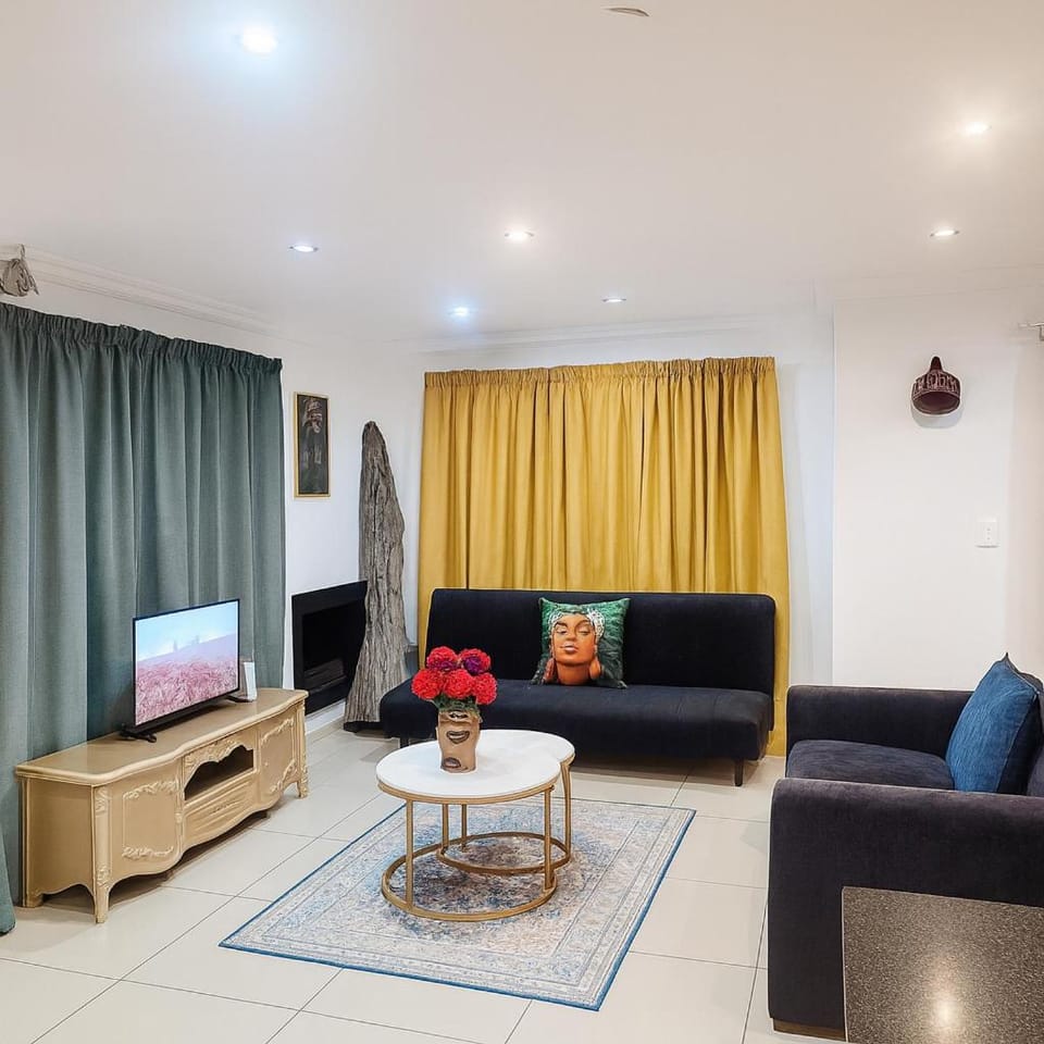 TV and multimedia, Living room, Evening entertainment