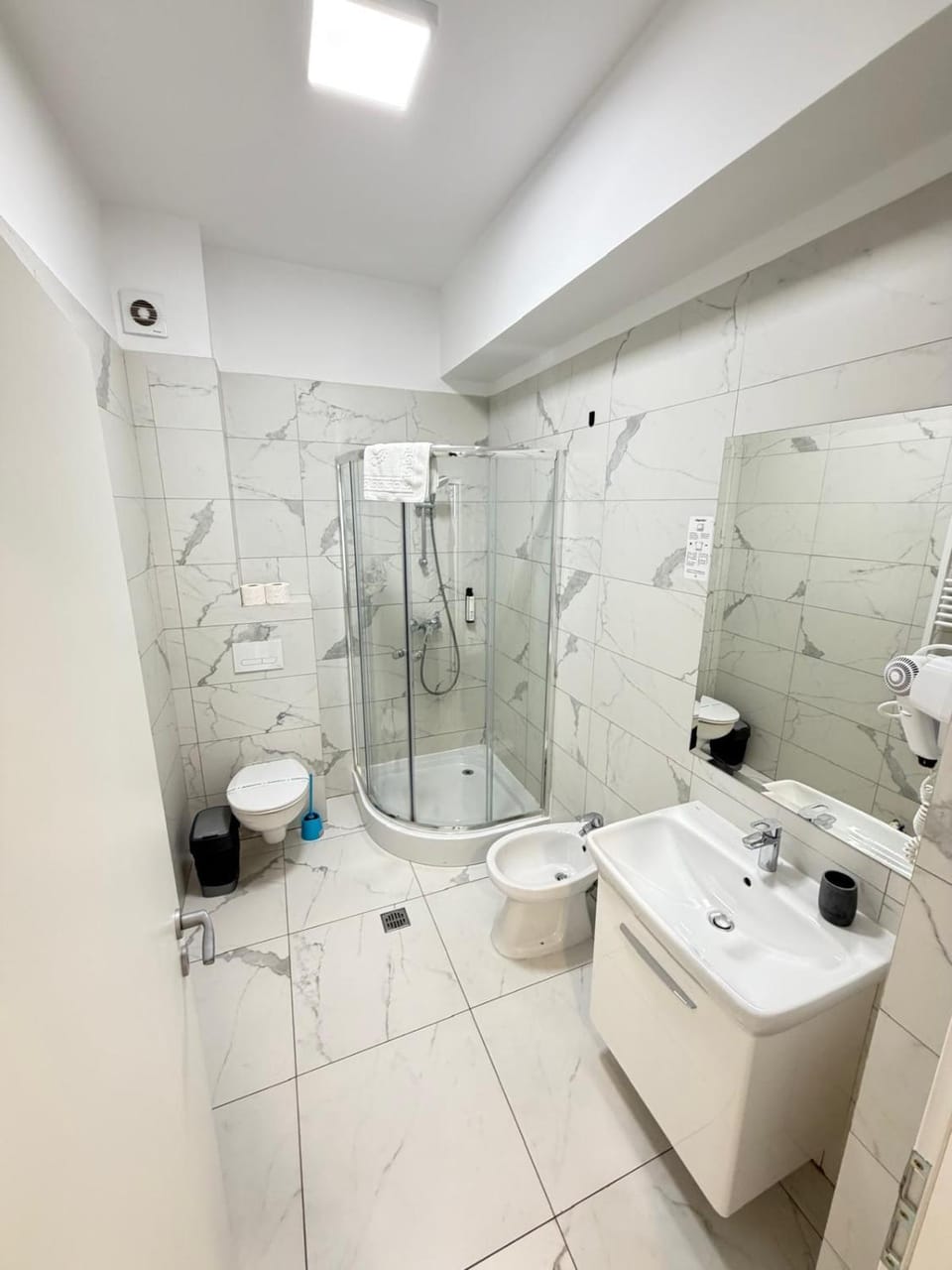 Shower, Toilet, Bathroom, dryer