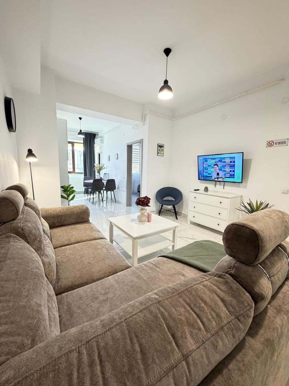 Communal lounge/ TV room, TV and multimedia, Living room, Seating area, Dining area