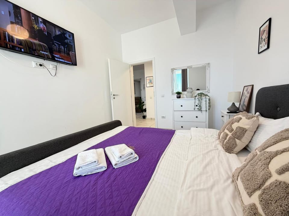 Bed, TV and multimedia, towels