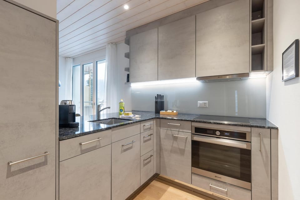 Coffee/tea facilities, Kitchen or kitchenette, dishwasher, oven, stove, toaster