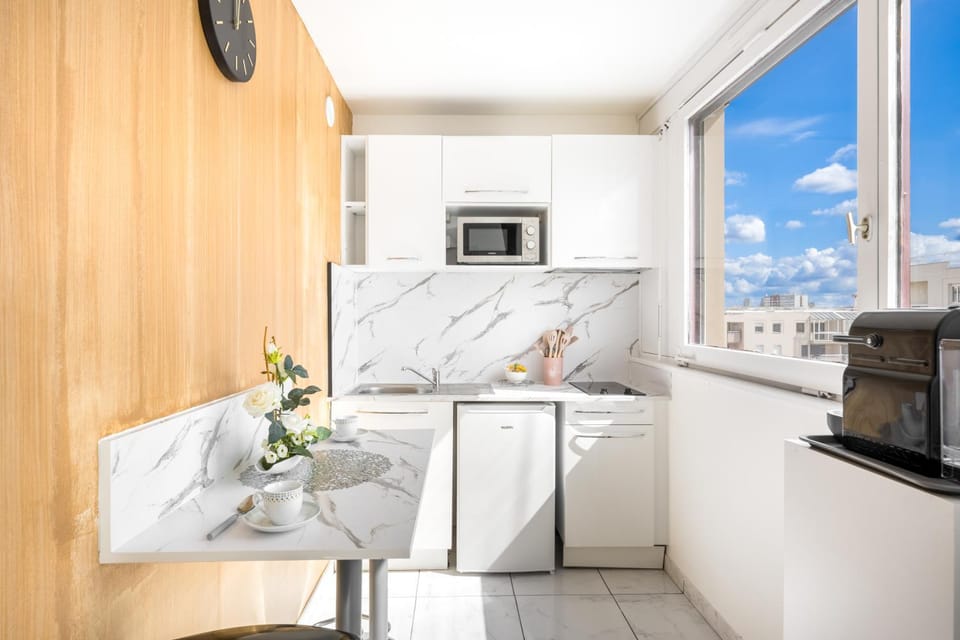 Coffee/tea facilities, Kitchen or kitchenette, Dining area