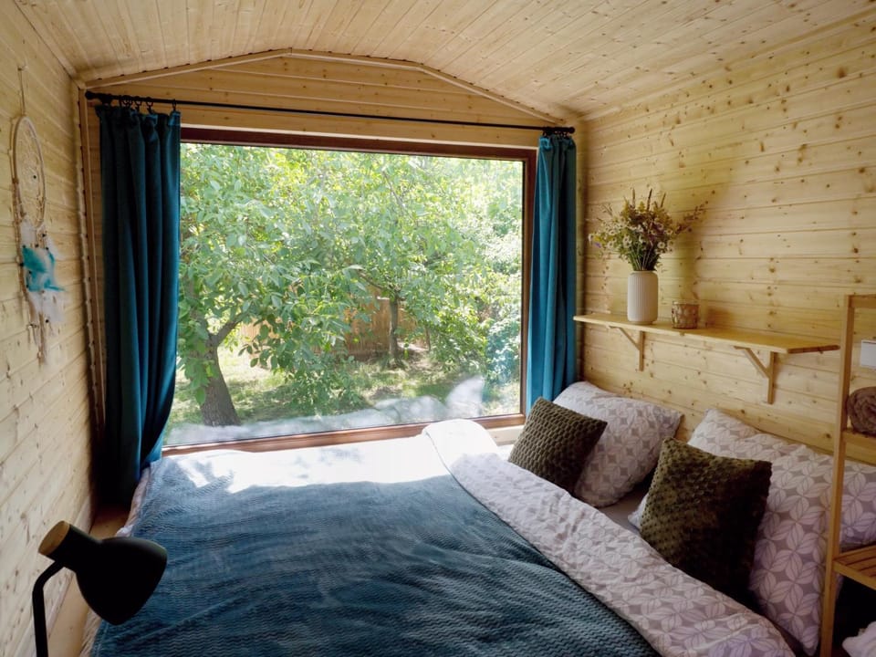 Bed, Bedroom, Garden view