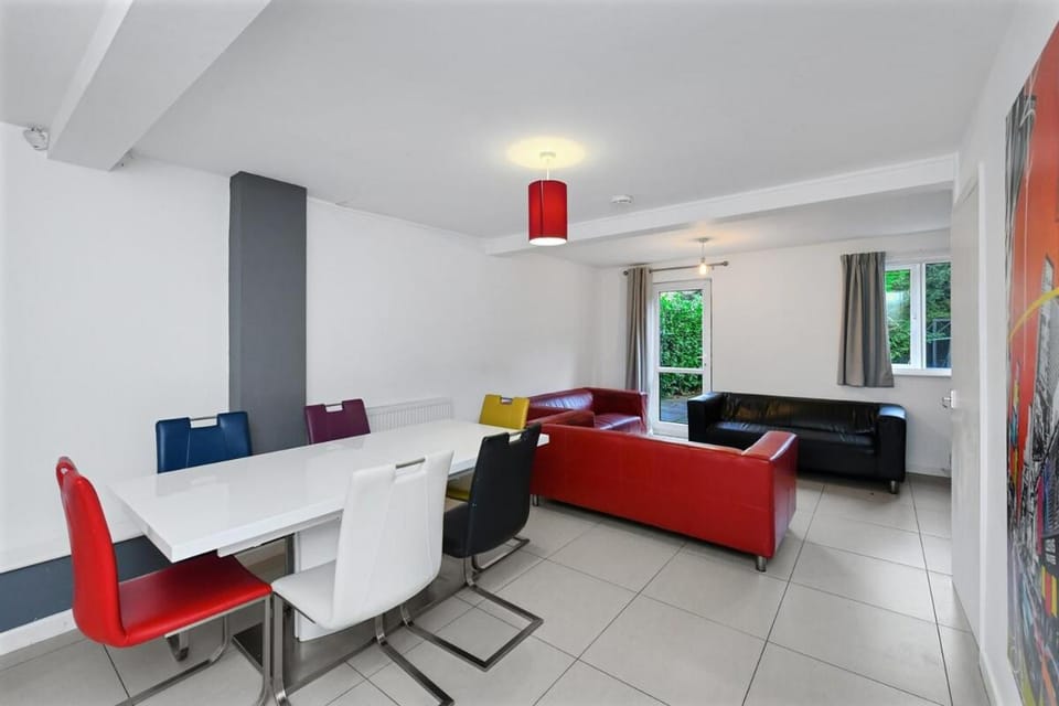 Large Family Home with 6 Beds Near Highfields Park Bed and Breakfast in Nottingham