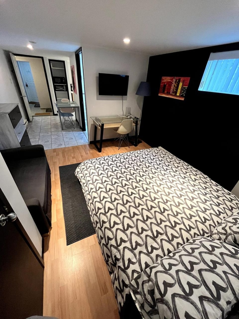 Bed, TV and multimedia, Photo of the whole room, Bedroom