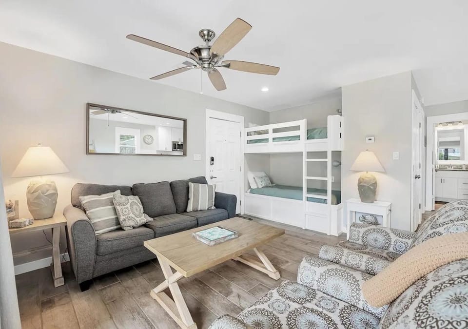 Seating area, bunk bed