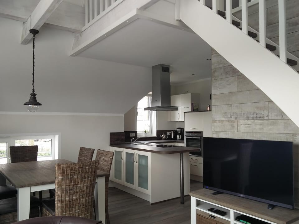 TV and multimedia, Kitchen or kitchenette, Living room, Seating area, Dining area, dishwasher, stove