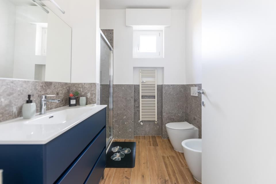 Shower, Toilet, Bathroom, bidet, towels