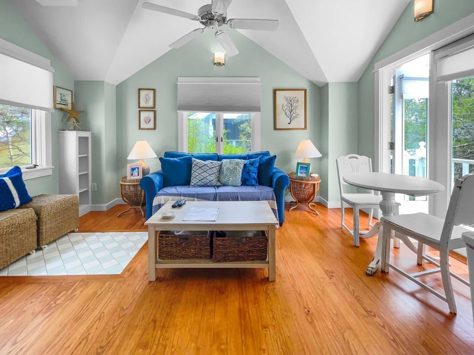 Waves l Community Heated Pool l Close to Town Square & Private Beach Access l Dog Friendly House in Seaside
