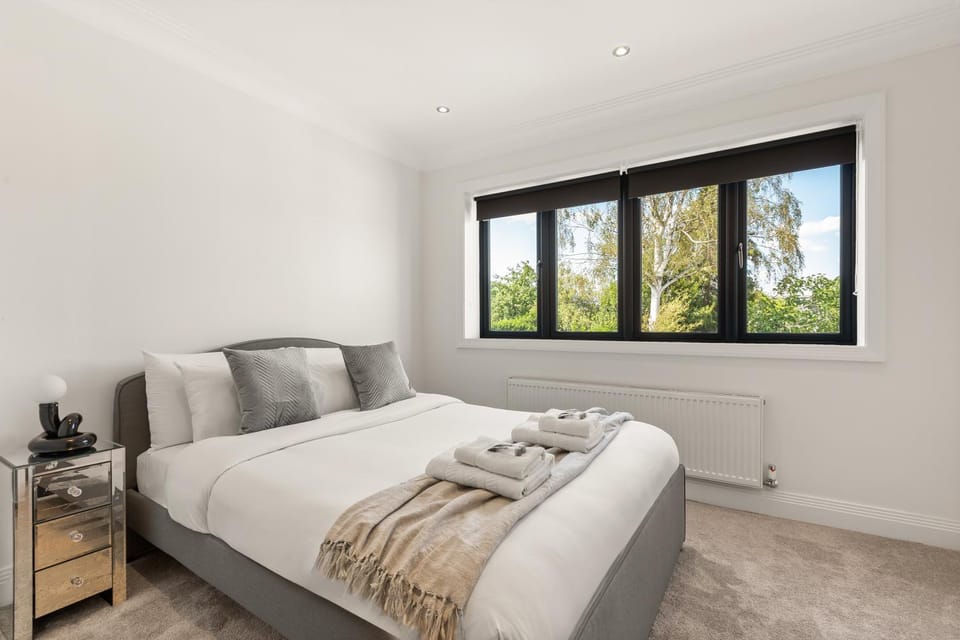 New! Trendy 5BR with Garden and Parking near Wimbledon House in Kingston upon Thames