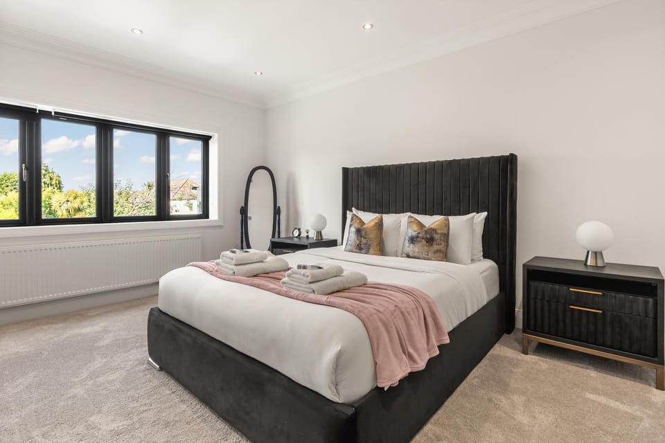 New! Trendy 5BR with Garden and Parking near Wimbledon House in Kingston upon Thames