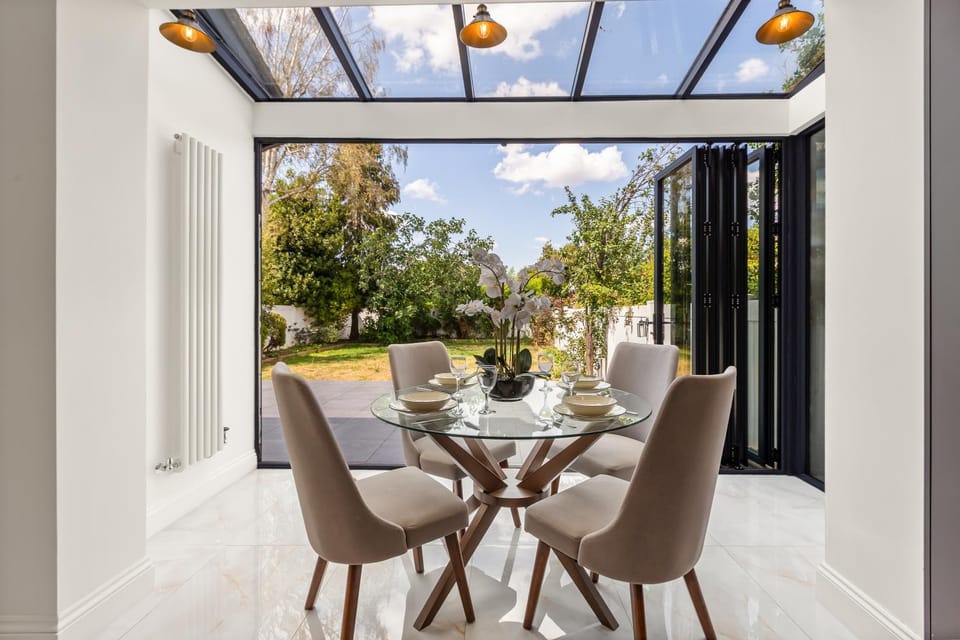 New! Trendy 5BR with Garden and Parking near Wimbledon House in Kingston upon Thames