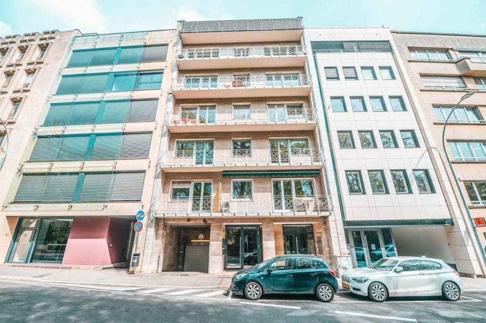 Property building, Day, Neighbourhood, City view, Street view, Location, Parking