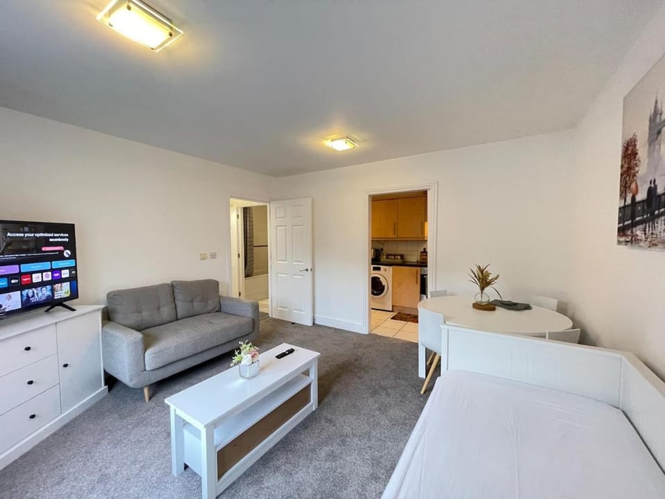 Food Lovers by Windsor and Heathrow with Secure Free Parking and WiFi Apartment in Slough