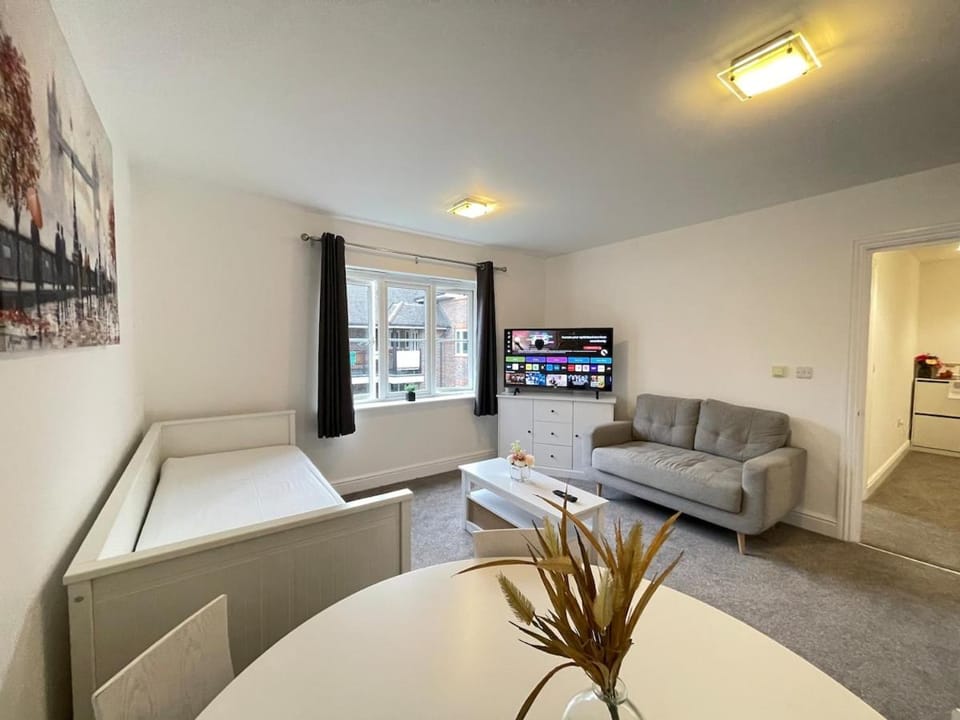 Food Lovers by Windsor and Heathrow with Secure Free Parking and WiFi Apartment in Slough