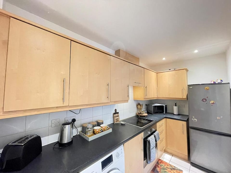 Food Lovers by Windsor and Heathrow with Secure Free Parking and WiFi Apartment in Slough