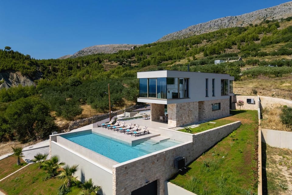 Mountain view, Swimming pool, air conditioner