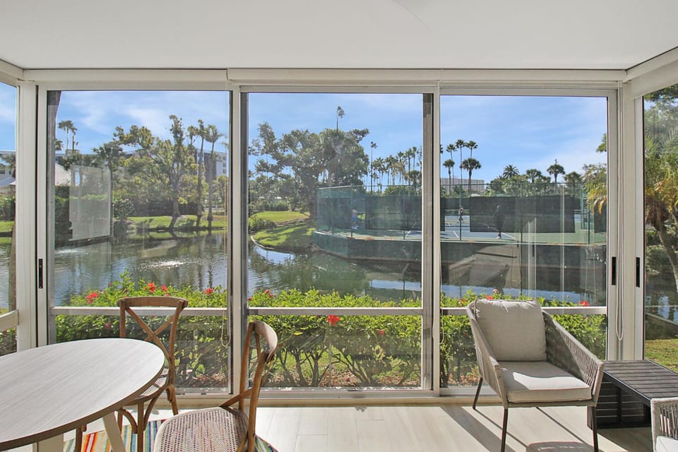 Patio, View (from property/room), Balcony/Terrace, Seating area, Lake view