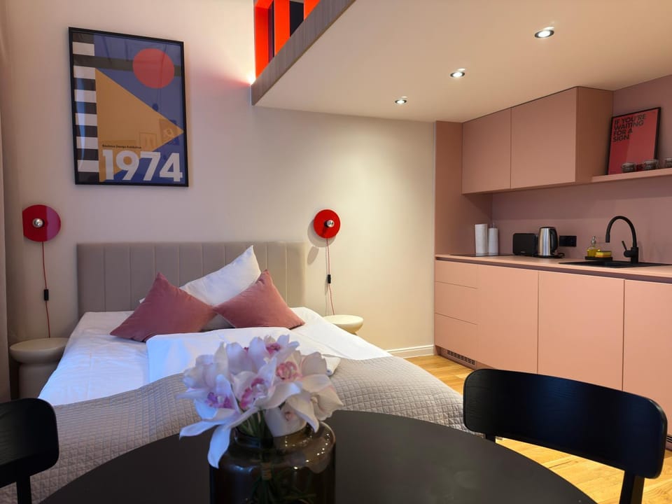 Bed, Kitchen or kitchenette, Bedroom