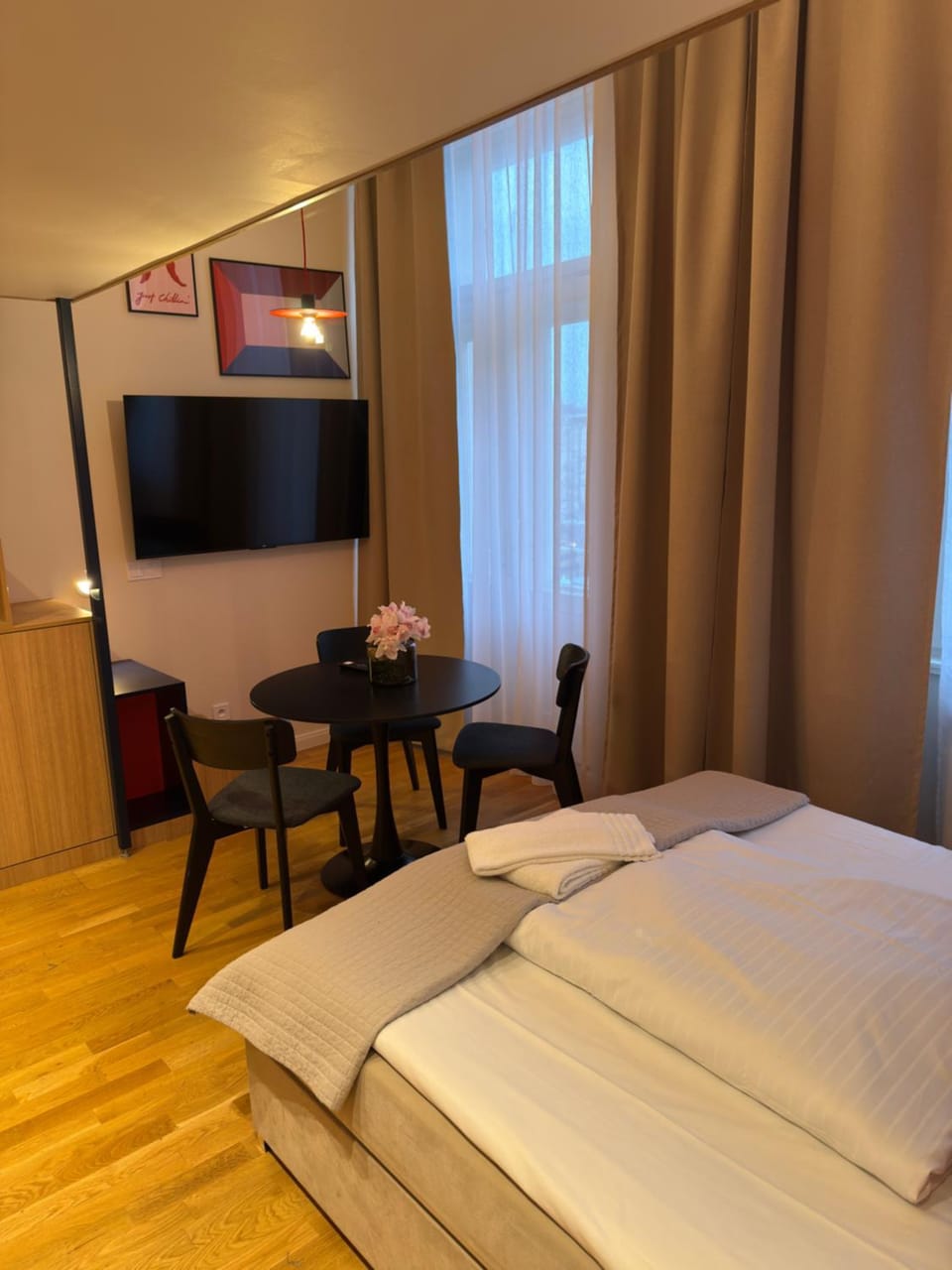 Bed, TV and multimedia, Bedroom