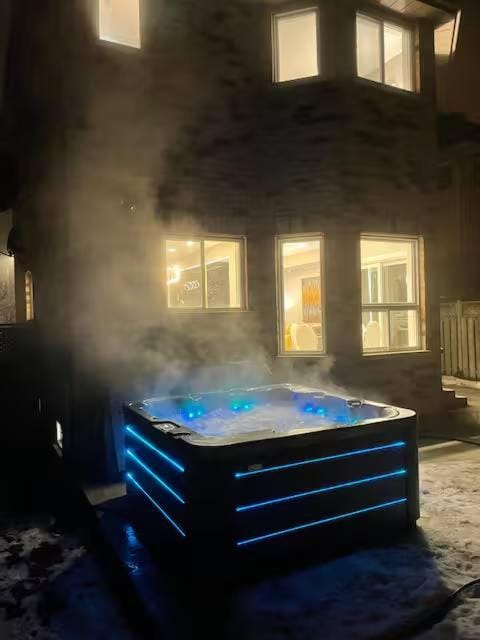 Navigate Stays Canada Luxury Hot Tub Retreat Home House in Richmond Hill