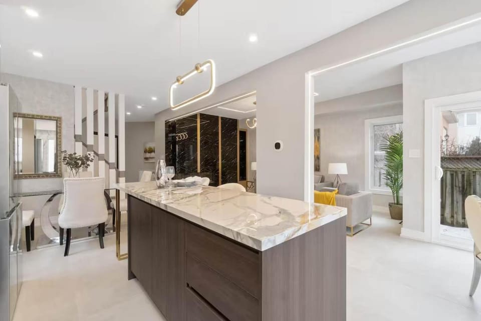 Navigate Stays Canada Luxury Hot Tub Retreat Home House in Richmond Hill