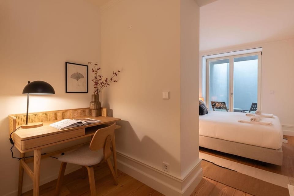 Bed, Seating area, Bedroom