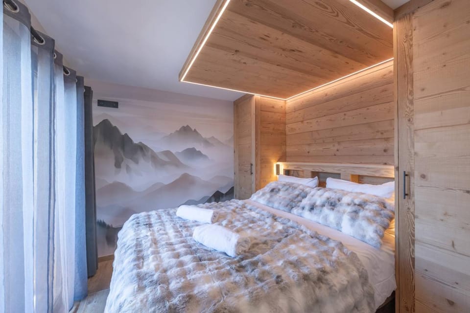 Bed, Photo of the whole room, towels