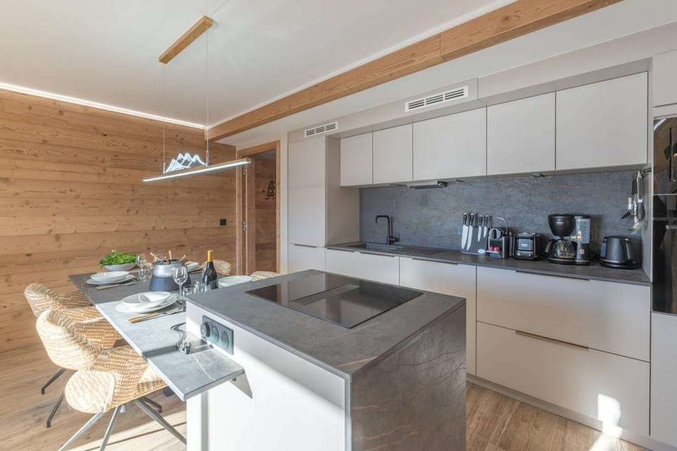 Coffee/tea facilities, Kitchen or kitchenette, Dining area, dishwasher, stove, toaster