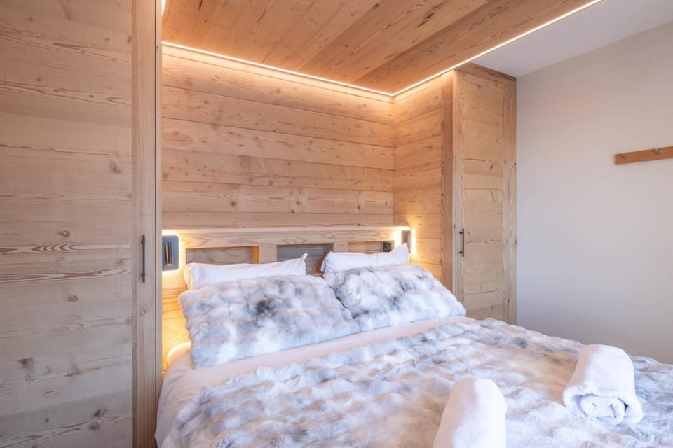 Bedroom, towels