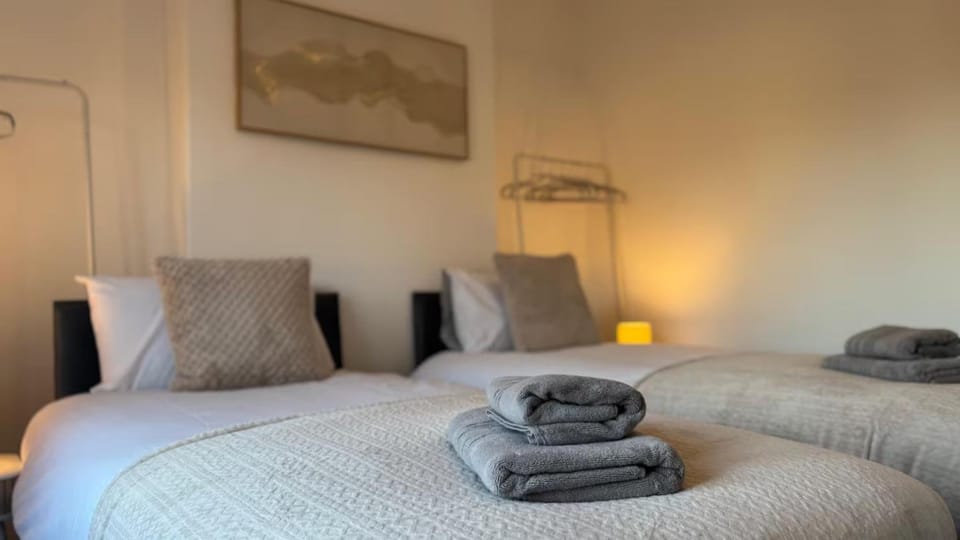 Bed, Photo of the whole room, Bedroom, towels