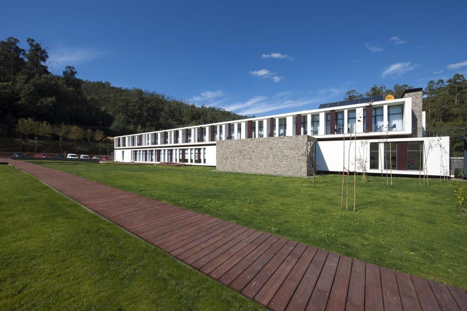 Nearby landmark, Restaurant/places to eat, Off site, Natural landscape, Children play ground, Horse-riding, Tennis court, Hiking, Sports