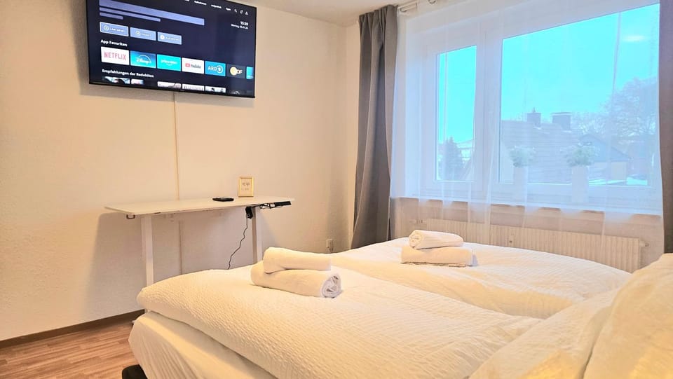 Bed, TV and multimedia, Bedroom, towels