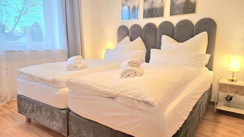 Bed, Bedroom, towels