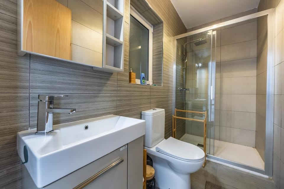 Shower, Toilet