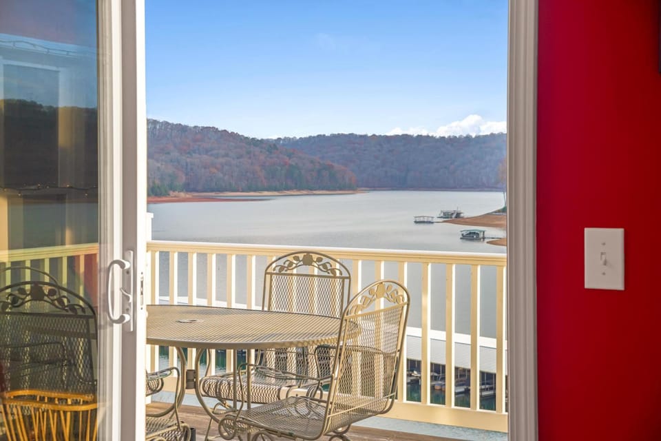 Family-friendly Home Hot Tub Lake View & Pool Access House in Norris Lake