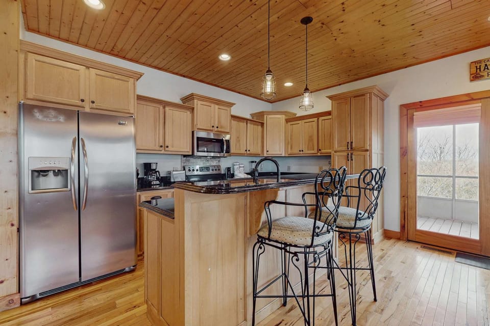 Peaceful Waterfront Retreat Sleeps 8 Dock is available & Grill House in Douglas Lake