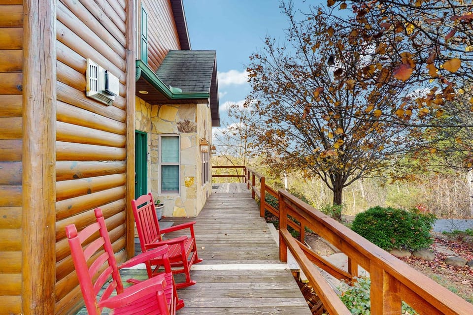 Peaceful Waterfront Retreat Sleeps 8 Dock is available & Grill House in Douglas Lake