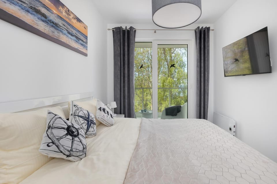 Bed, TV and multimedia, Bedroom