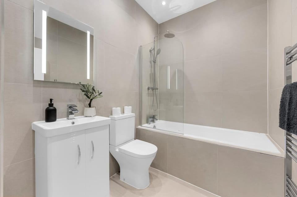 2 Bed Huddersfield Cottage with Free Parking House in Huddersfield