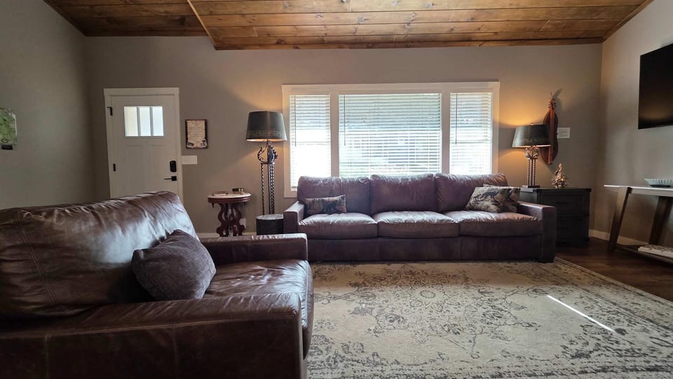 Gatlinburg Family Getaway Sleeps 12 Deck Grill & Hot Tub House in Gatlinburg