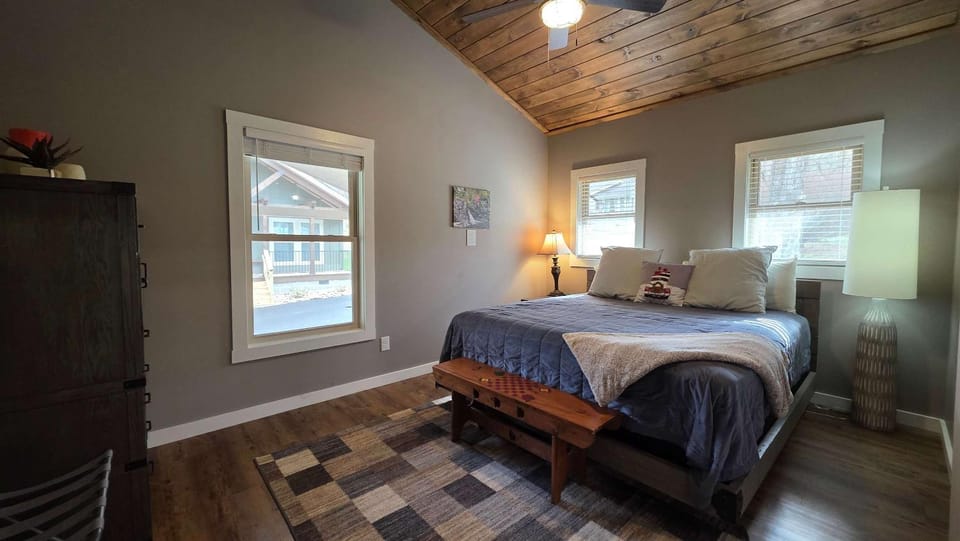 Gatlinburg Family Getaway Sleeps 12 Deck Grill & Hot Tub House in Gatlinburg